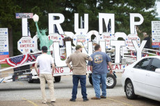 Truk Trailer Trump Unity...