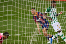 Bantu Barcelona Kalahkan...