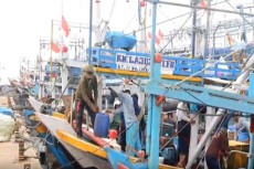 Cuaca Buruk di Laut...