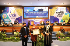 Terima Penghargaan dari...