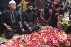 Enam Selebritas Tanah...