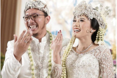 Mengenal Puteri Komarudin,...