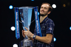 Tekuk Thiem, Medvedev...