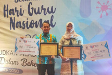 4 Guru Maros Raih Gelar...