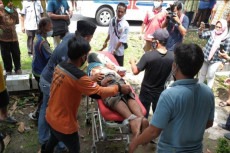 Bacok Tetangga Hingga...
