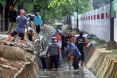 27 Saluran Drainase...