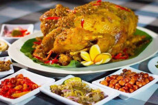 Menikmati Masakan Bali...