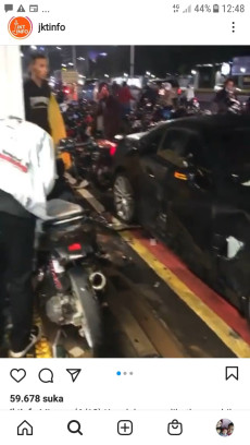 Diduga Ngebut, Mobil...