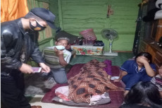 Tewas Gantung Diri,...