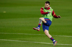 Tenangkan Barcelona,...