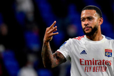 Depay Tegaskan Bertahan...