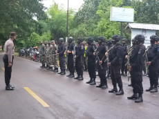 Pasukan Bersenjata Lengkap...