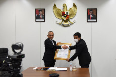 MUTU International Serahkan...
