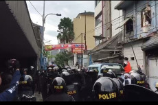 Pasukan Brimob Pukul...