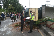 Truk Terguling, Anggota...