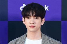 Kontrak Berakhir, Jinyoung...