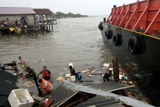 Dihantam Angin Kencang...
