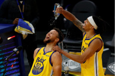 Cetak 62 Poin, Curry...