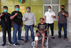 Lawan Petugas, Kaki...