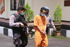 Pria di Bali Edarkan...