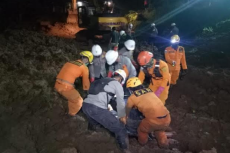 Korban Meninggal Longsor...