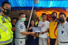 Jasa Raharja Serahkan...