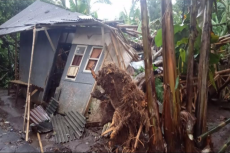 Puluhan Rumah Rusak...