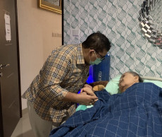 Menemani Sang Ibu yang...