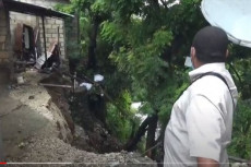 Rumah Tertimpa Bebatuan...