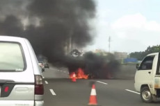 Mobil Terbakar Hebat...