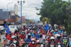 Ratusan Buruh Tuntut...