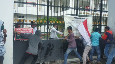 Tuntut Kasus Wakil Wali...