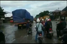 Banjir Bandang Terjang...
