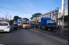 Jalan Rusak Ditutupi...