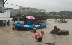 Semarang Banjir, Warga...
