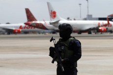 Habis Kebanjiran, Bandara...