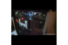 Panjat Pagar Rumah,...