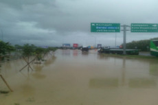 Terendam Banjir, Exit...