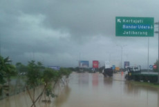 Exit Gate Terendam Banjir,...