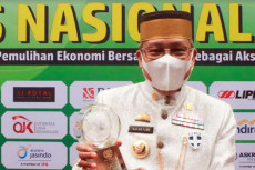 Taufan Pawe Raih Penghargaan...