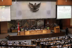 DPR Sahkan 10 Anggota...
