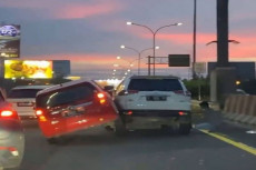 Kecelakaan 2 Mobil di...