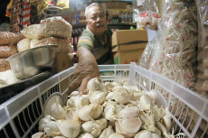 Stok Bawang Putih Menipis,...