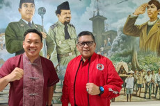 Rayakan Imlek, Charles...