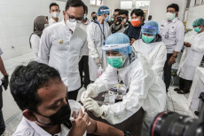 2.296 Tenaga Kesehatan...