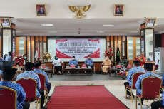 Bupati Agus Mengakhiri...