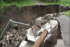 Diterjang Banjir, Jalan...