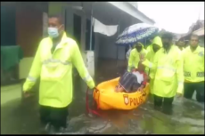 Di Tengah Kepungan Banjir,...