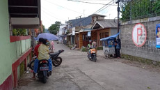 Parkir di Depan Sekolah,...