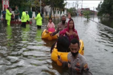 Banjir Lumpuhkan Kaligawe...